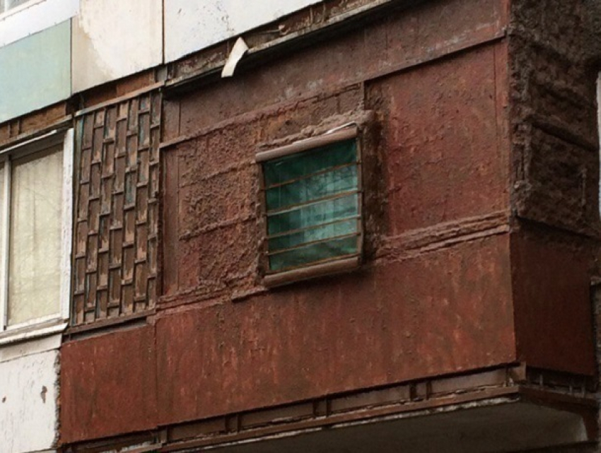 В Воронеже хозяин квартиры сделал из балкона темницу