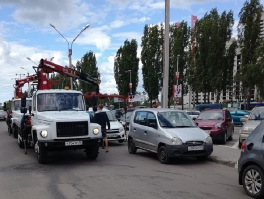 Воронежцев возмутили эвакуаторы, забирающие автомобили с парковки МП