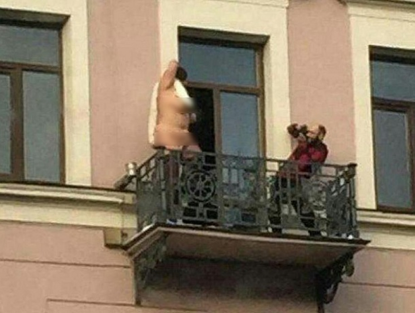 Голая женщина на балконе в центре Воронежа привела горожан в ужас 