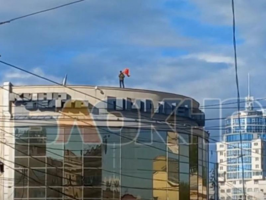Воронежец отпраздновал День Победы со знаменем на крыше «Пролетария»