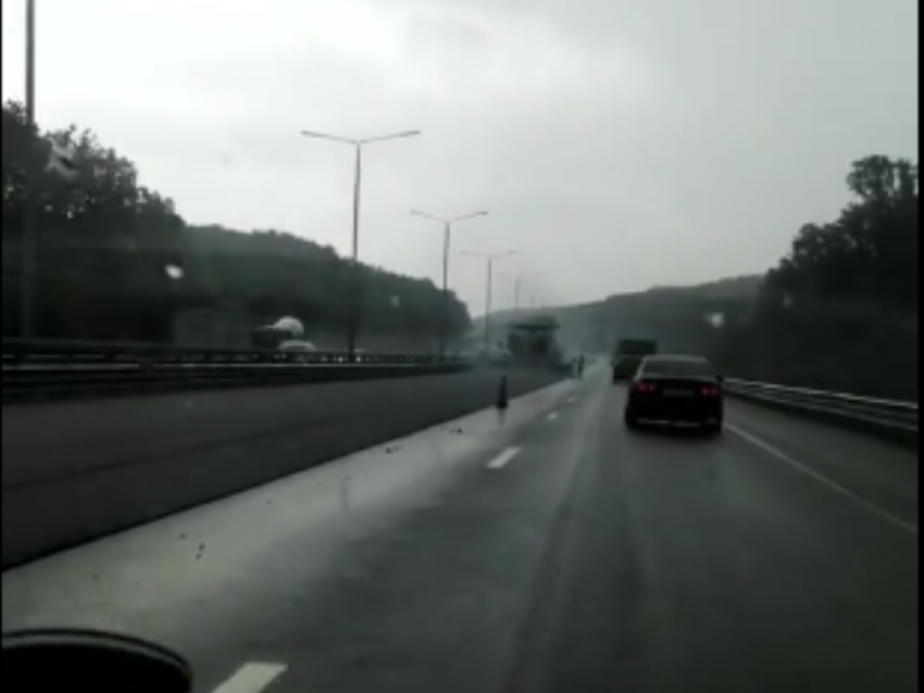 Дорожники уложили асфальт в дождь на трассе М-4 «Дон»  