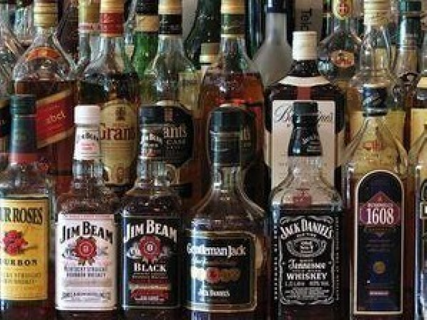 В Воронежской области женщина с друзьями забралась в чужой дом и устроила там застолье