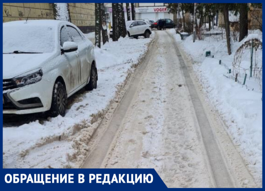 Воронежцы сообщили, что их двор в центре города не чистили от снега ни разу за зиму