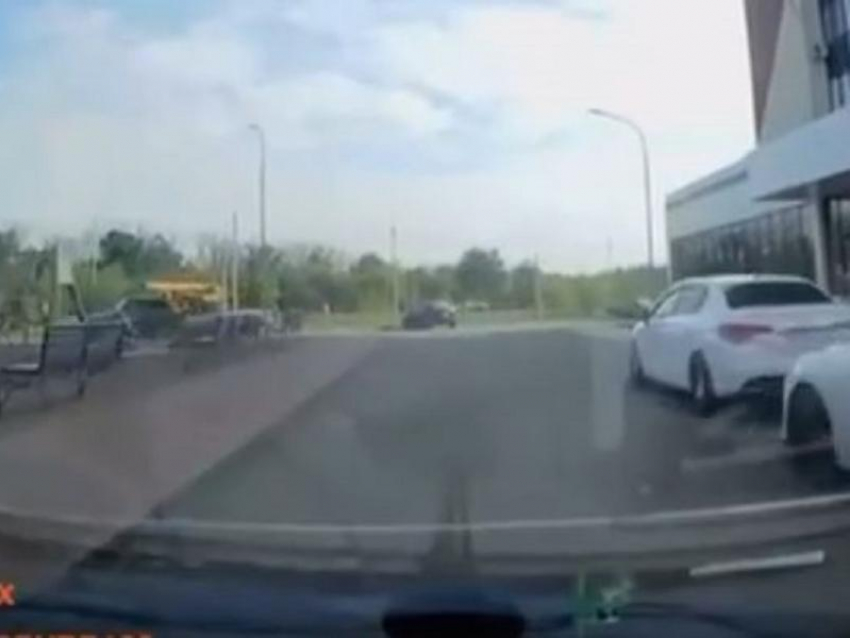 Появилось видео, где ребёнок едва не попал под колёса машины в Воронеже