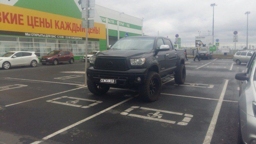 Несуразный король инвалидных мест попался на парковке в Воронеже 