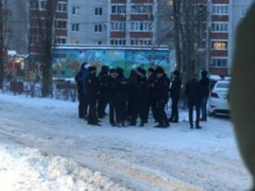 Обвиняемого привезли на место расправы над учительницей в Воронеже