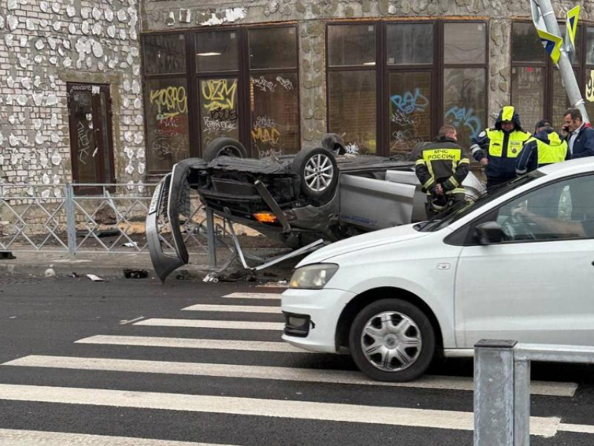 Снес столб и опрокинулся: жесткое ДТП произошло на недавно открытой улице в Воронеже