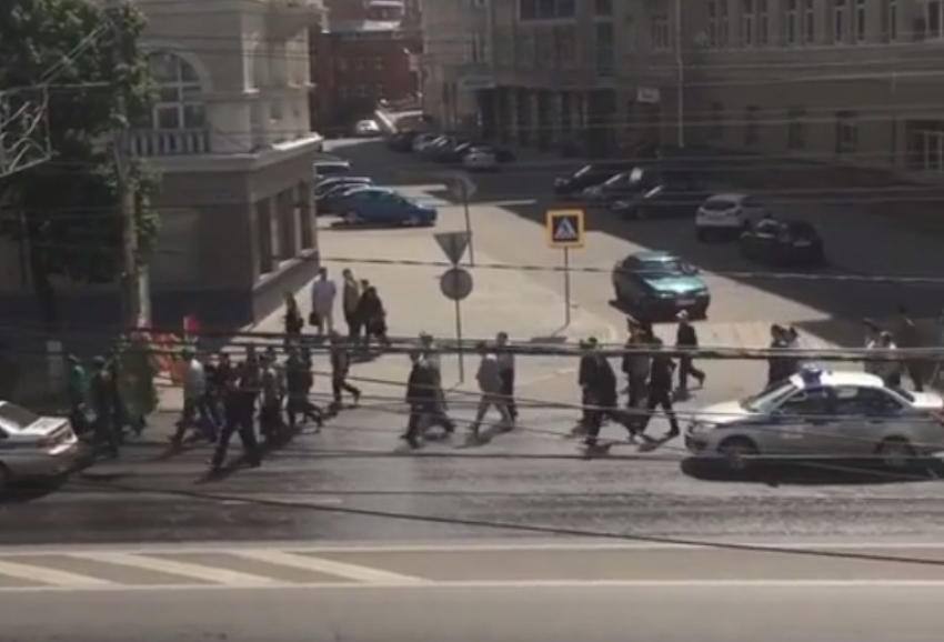 Огромную колонну воронежских пограничников на проспекте Революции сняли на видео 