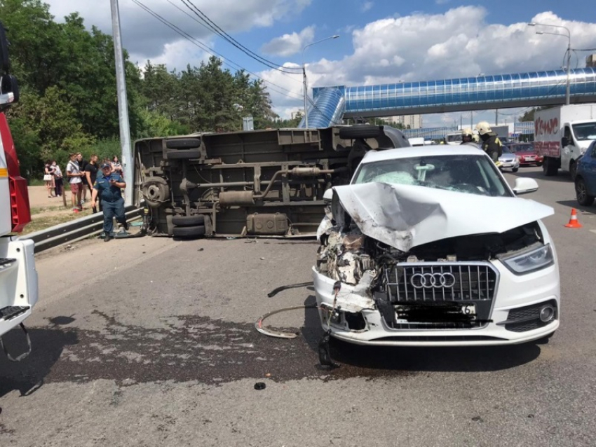 Два человека пострадали в ДТП с перевернувшейся маршруткой в Воронеже