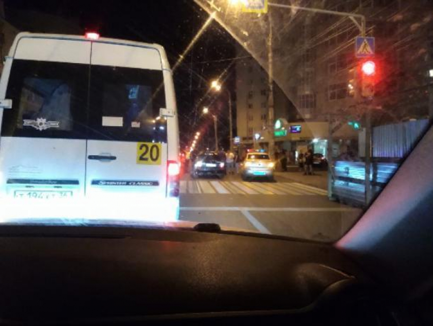 Два пешехода попали под колеса на регулируемой «зебре» в центре Воронежа