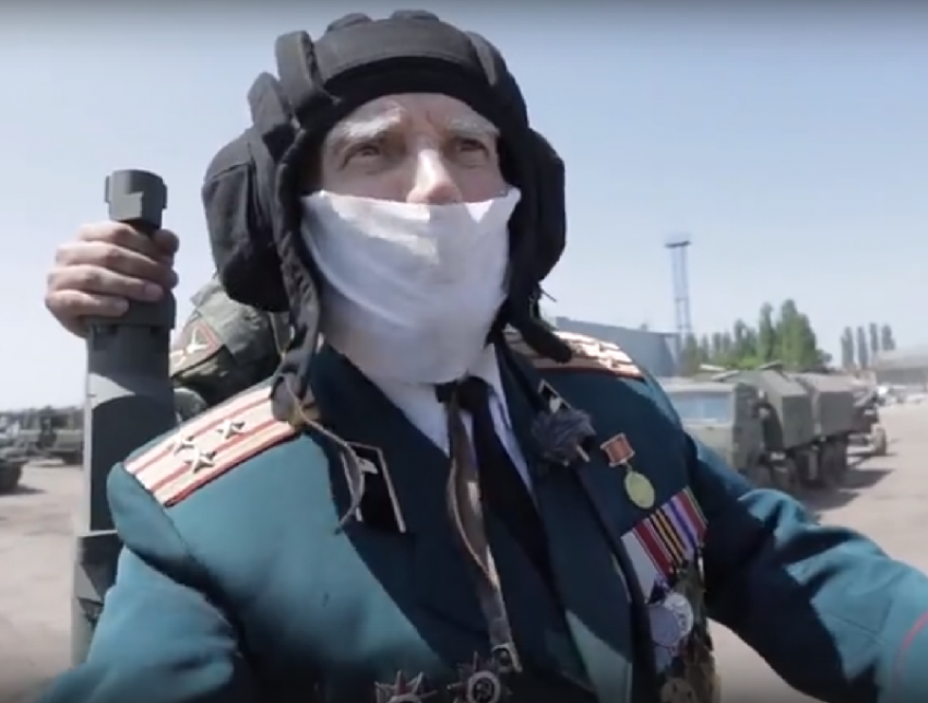 Ветеран войны проехал на танке во время тренировки парада Победы в Воронеже