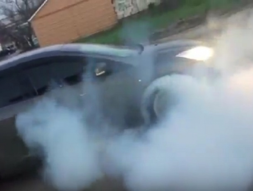 Водитель Ford Focus показал, как уничтожать резину в Воронеже 