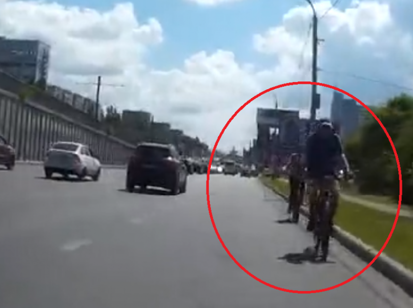 Тотальное бесстрашие велосипедистов перед машинами сняли на мосту в Воронеже 