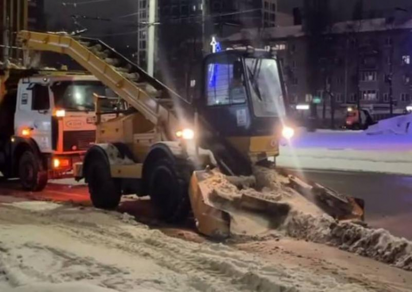 Ночную работу воронежских коммунальщиков показали на видео 