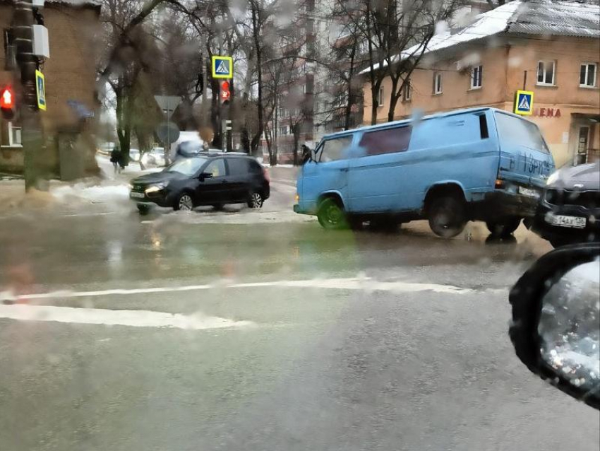 Необычный минивэн оконфузился и спровоцировал пробку в Воронеже