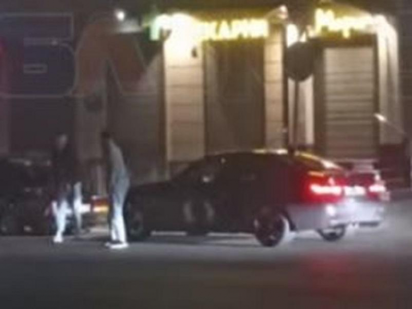 Начавшуюся драку с битой и пистолетом записали на видео в Воронеже 
