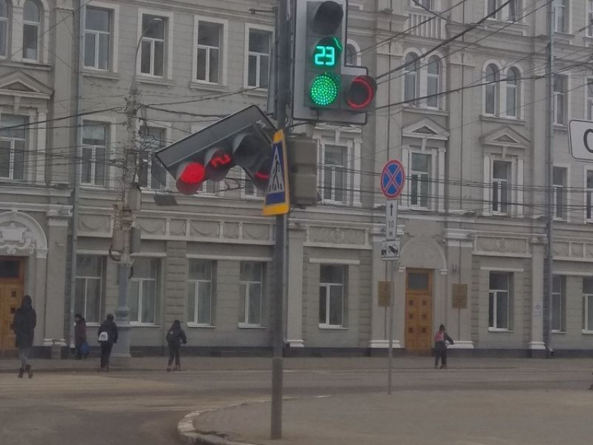 Около мэрии Воронежа светофор завалился набекрень