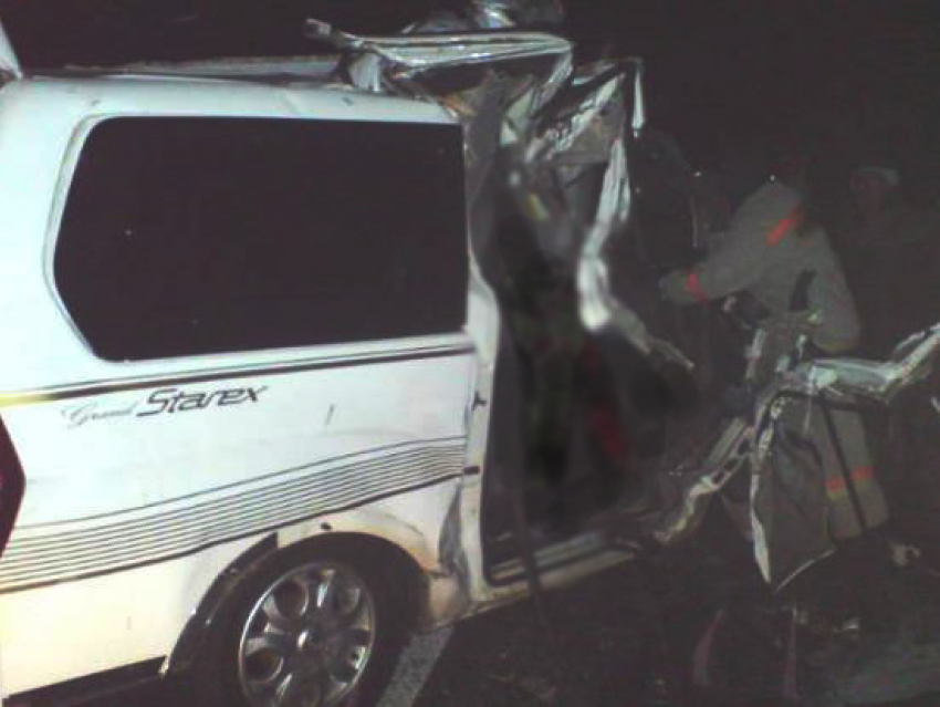 Под Воронежем при столкновении микроавтобуса и «Камаза» погибли три человека 