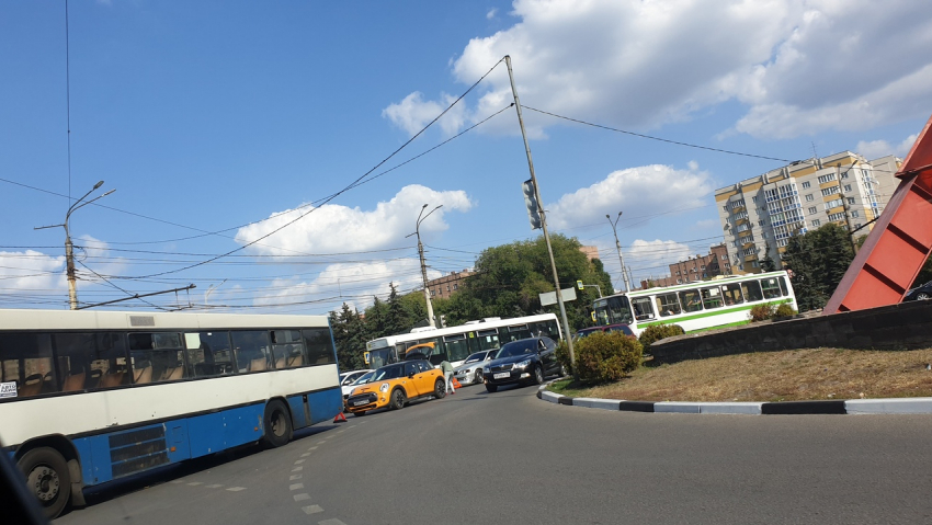 90-е автобусы устроили охоту за модными машинами и людьми в Воронеже