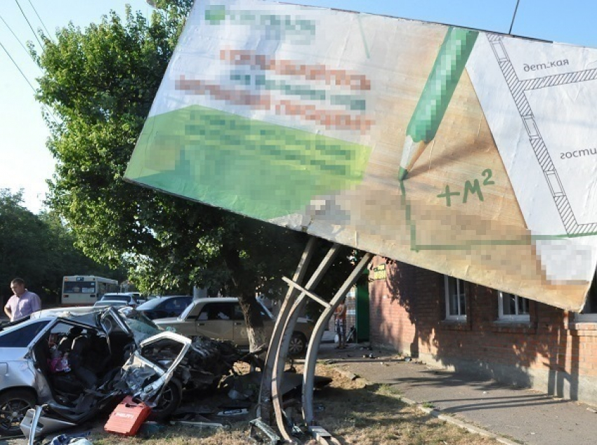 В Ростове «ВАЗ-2112» с воронежскими номерами протаранил рекламный щит: 1 погиб, 1 травмирован