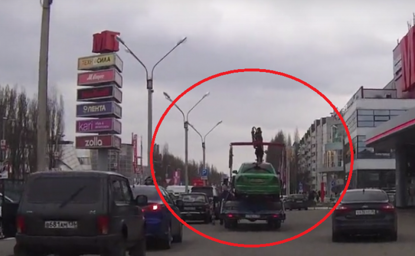 Эвакуатор, забирающий авто с парковки торгового центра в Воронеже, попал на видео