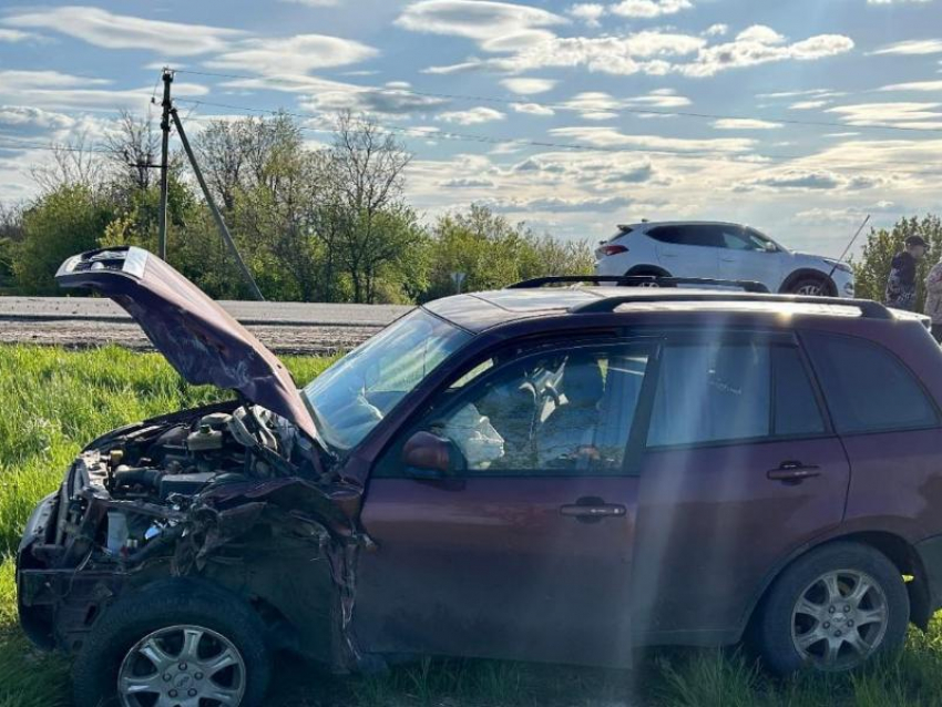 Автомобилистка устроила массовое ДТП с двумя Renault Logan в Воронежской области – есть пострадавший
