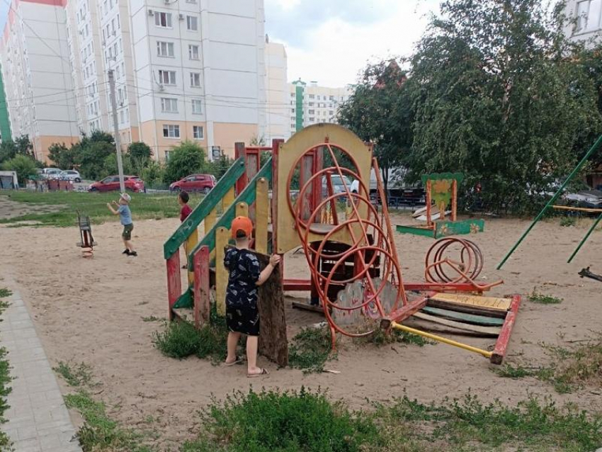 Суровую детскую площадку наглядно показали воронежцы