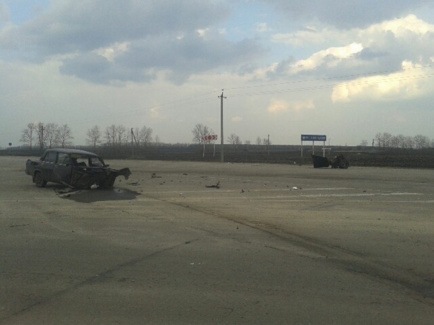 На трассе в Воронежской области «семерку» разорвало на части