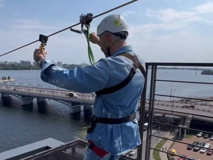 Именитый стилист пролетел над Воронежским водохранилищем 