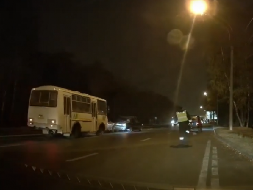 Момент нелепого ДТП во время полицейского рейда попал на видео в Воронеже	
