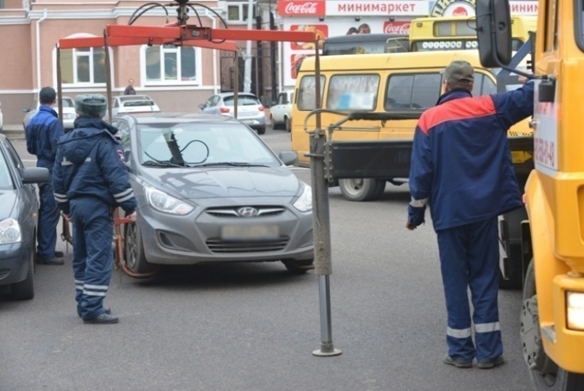 В Воронеже сотрудники ГИБДД борются с неправильно припаркованными автомобилями