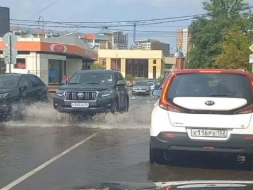 Машины поехали вплавь: не работу ливнёвок во время дождя показали воронежцы