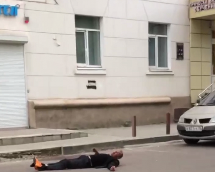 «Устал и решил полежать»: воронежца, отдыхающего на проезжей части, сняли на видео 
