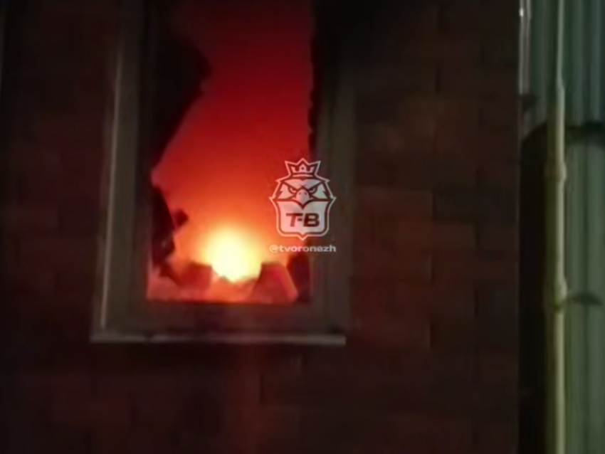 Горящая «Пятерочка» попала на видео под Воронежем 