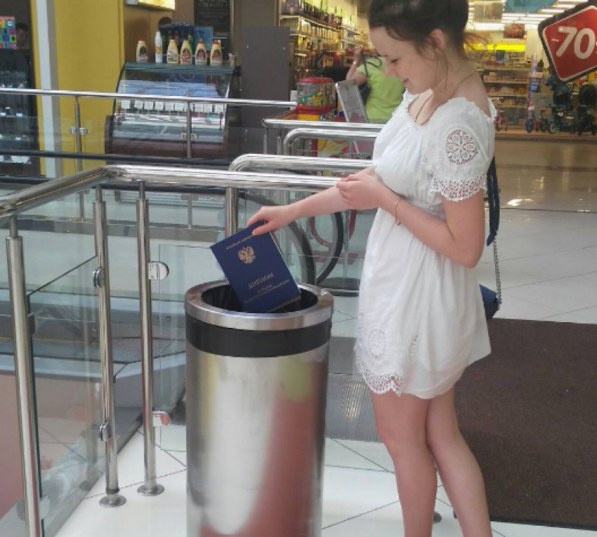 Воронежская выпускница показала, как выкидывает диплом в мусорку