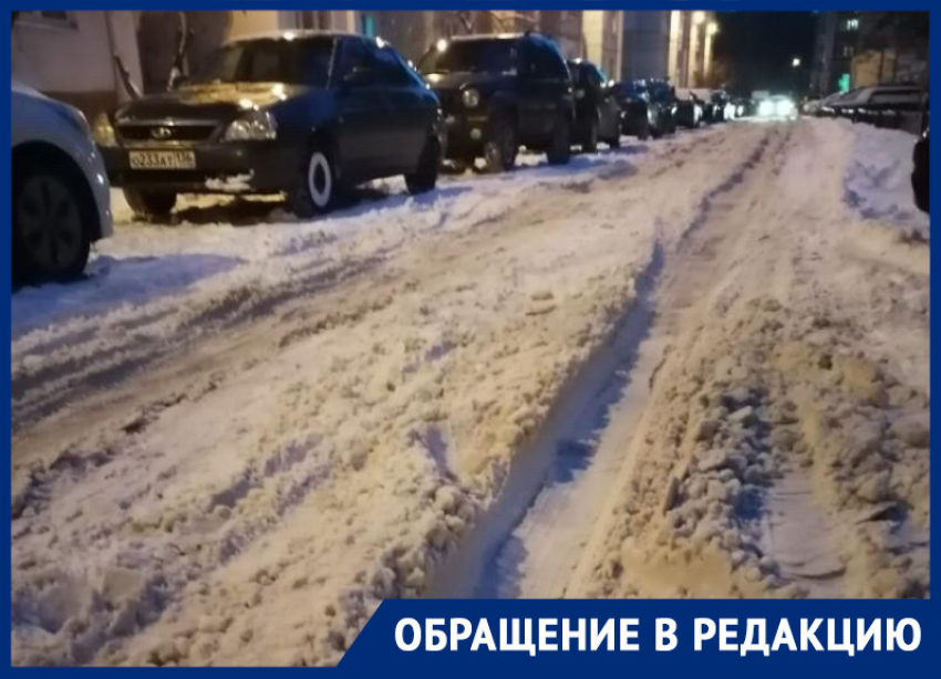 Занесенные снегом: жители воронежского двора вынуждены самостоятельно откапывать свои дороги 