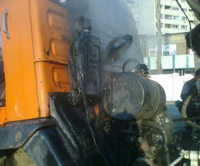 В Воронеже в Железнодорожном районе загорелся «Камаз»