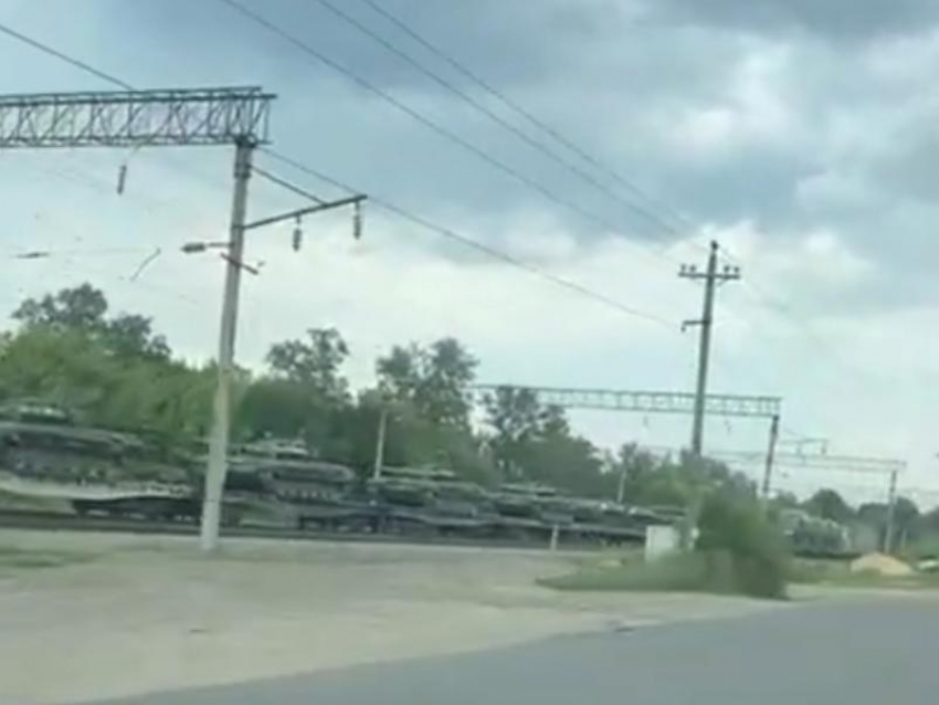 Военный эшелон сняли на видео в Воронеже 