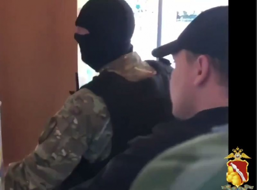 Силовики разгромили ОПГ, легализующую незаконных мигрантов в Воронежской области