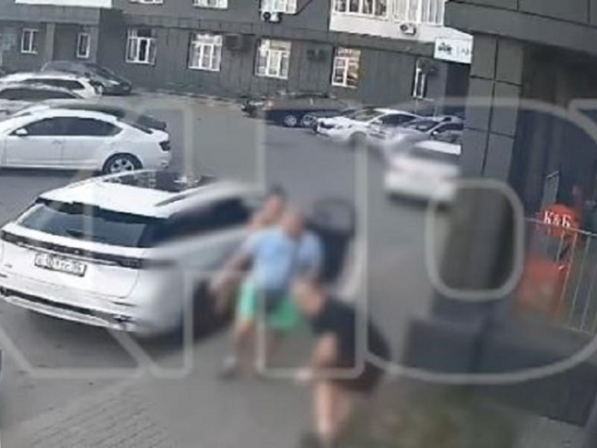 Драка двух мужчин со стрельбой попала на видео во дворе многоэтажки в Воронеже 