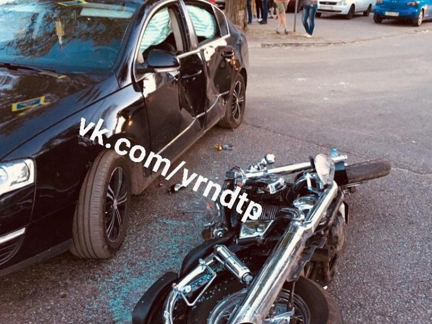 Жесткие последствия ДТП с мотоциклом показали на фото в Воронеже