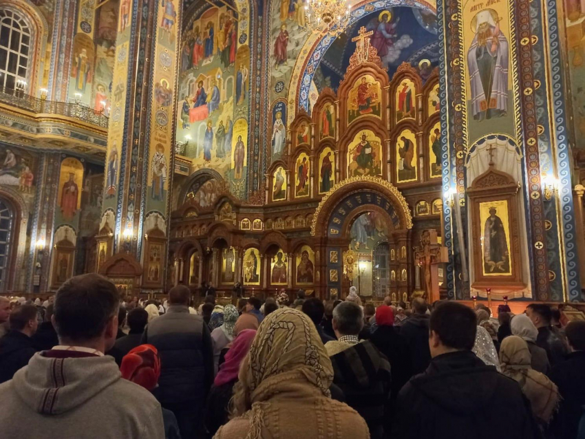 Сотни воронежцев пришли на главную Пасхальную службу в Благовещенский кафедральный собор