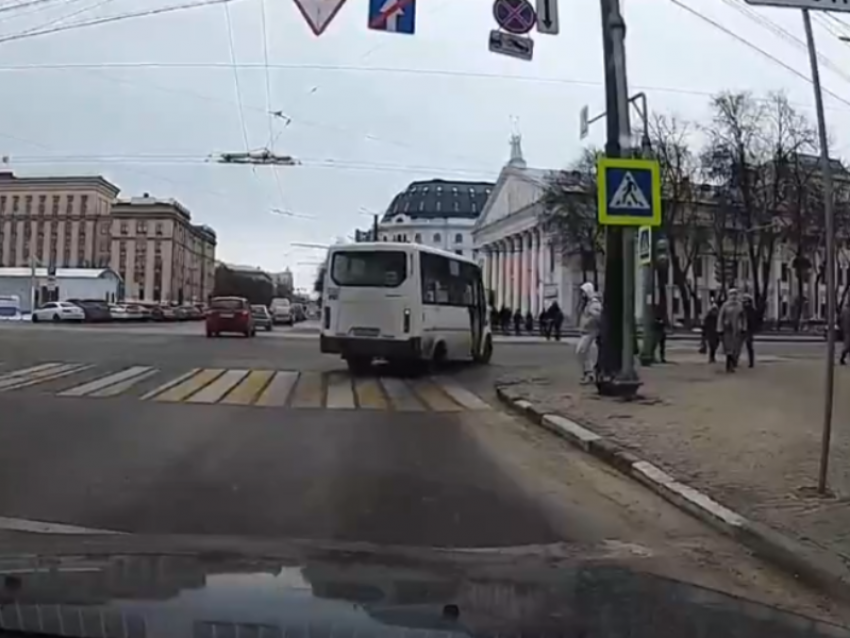 Самоуверенного маршрутчика сняли в центре Воронежа, где обычно стоят полицейские 