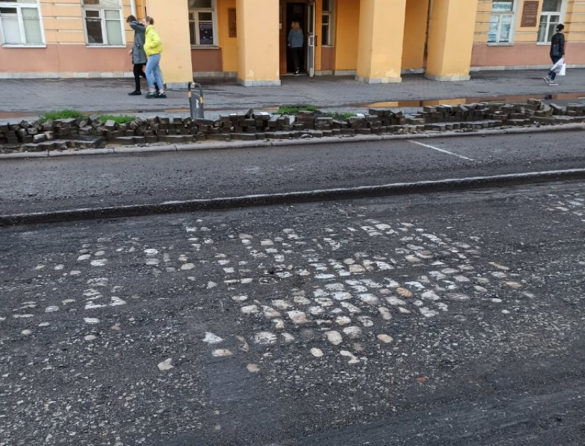 Мостовую брусчатку царских времен обнаружили во время ремонта центральной улицы в Воронеже