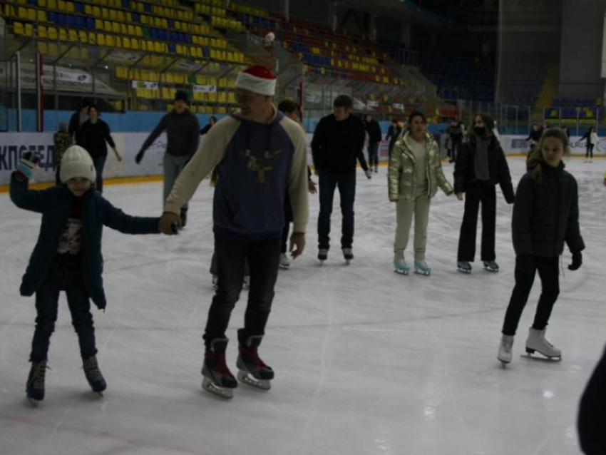 Полицейские пригласили покататься на коньках многодетную семью в рамках новогодней акции