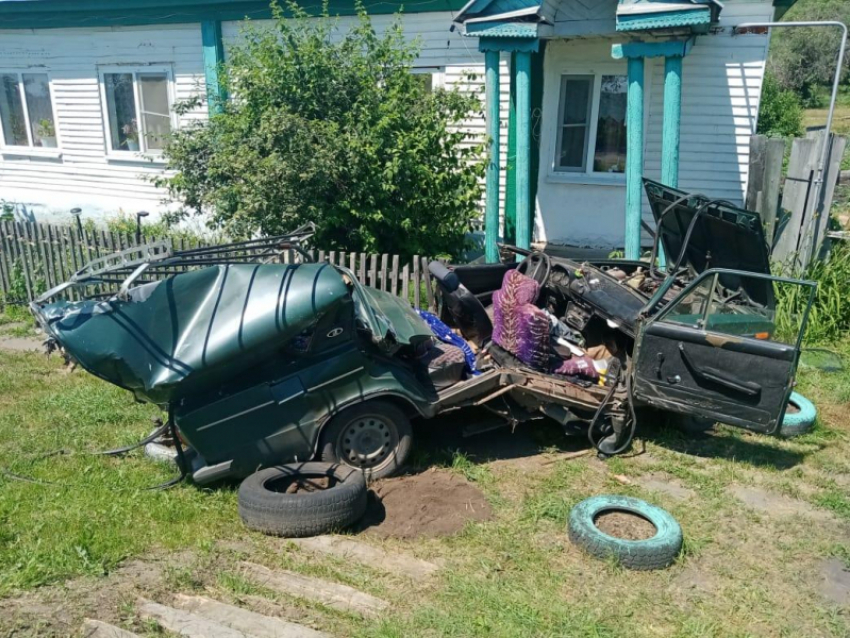 Полицейские показали, что осталось от ВАЗ после лобового столкновения с трактором в Воронежской области 