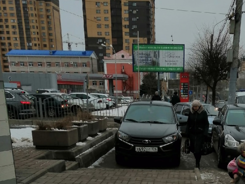 Водитель пустил людей в опасное приключение парковкой в Воронеже  