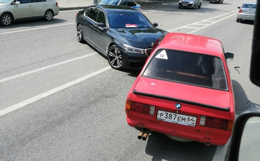 Новая BMW 7 и 30-летняя BMW 3 выяснили, кто крепче в Воронеже 