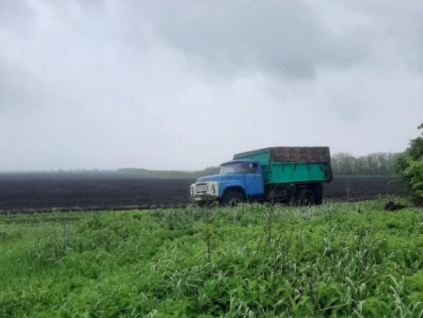 Грузовик задавил мужчину в поле в Воронежской области  