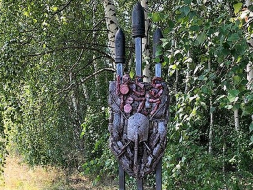Памятник из снарядов, каски и штыков показали в Воронеже